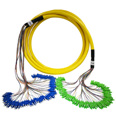 FTTH 64 κίτρινα καλώδια μπαλωμάτων ινών Unitube πυρήνων με το διαφορετικό συνδετήρα